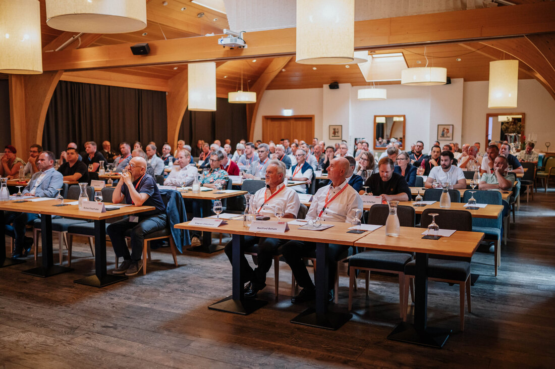 Bereits zum 19. Mal findet im September das Symposium für Sachverständige, Meister*innen und Verarbeiter*innen aus dem Glasgewerbe in Kärnten statt. Sichern Sie sich Ihre Teilnahme.
