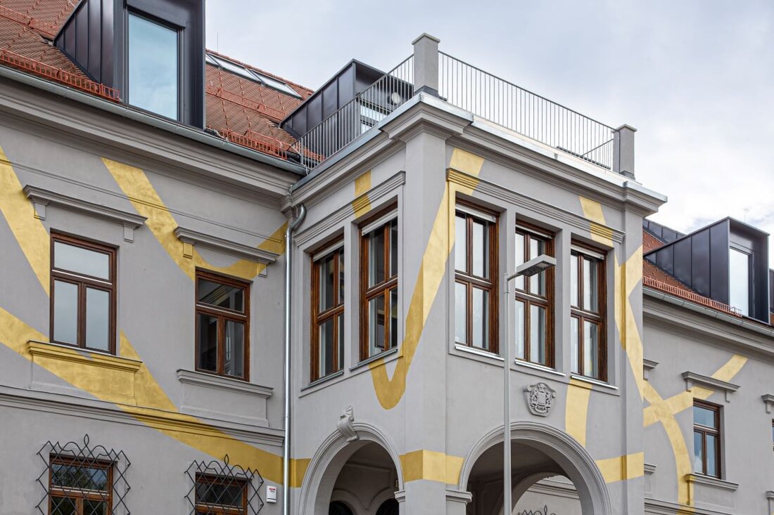 In Graz wurde ein Kleinod aus der Gründerzeit saniert: das Herrenhaus Reininghaus. Der Künstler Bernhard Wolf entwarf dafür eine extravagante Fassade mit einer Gold-Lasur. 