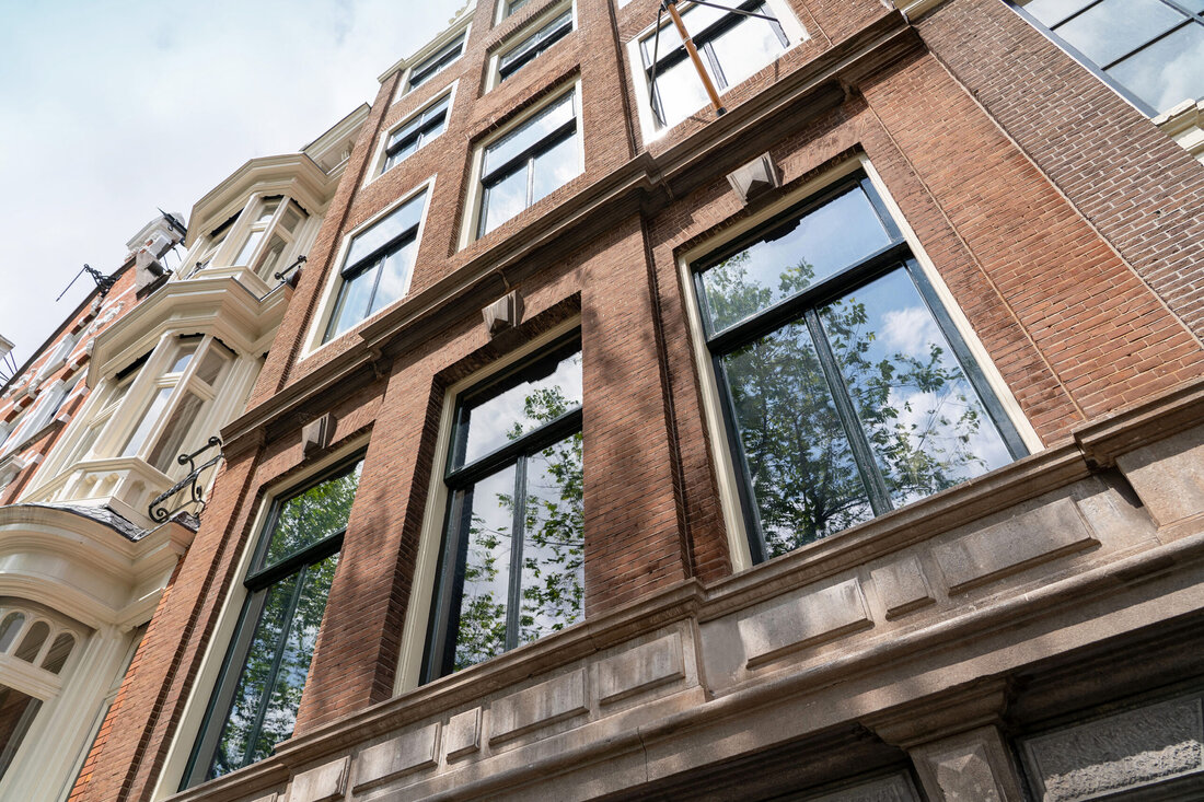 "Pyrobel Fineo" ist eine innovative Kombination aus Brandschutzglas und Vakuumisolierglas. AGC Glass Europe verbindet die hohe Wärmedämmung der Vakuumglastechnologie mit feuerhemmender Funktionen.