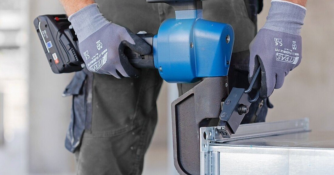 Die Akku-Fügepresse "TruTool" von Trumpf im Praxiseinsatz.