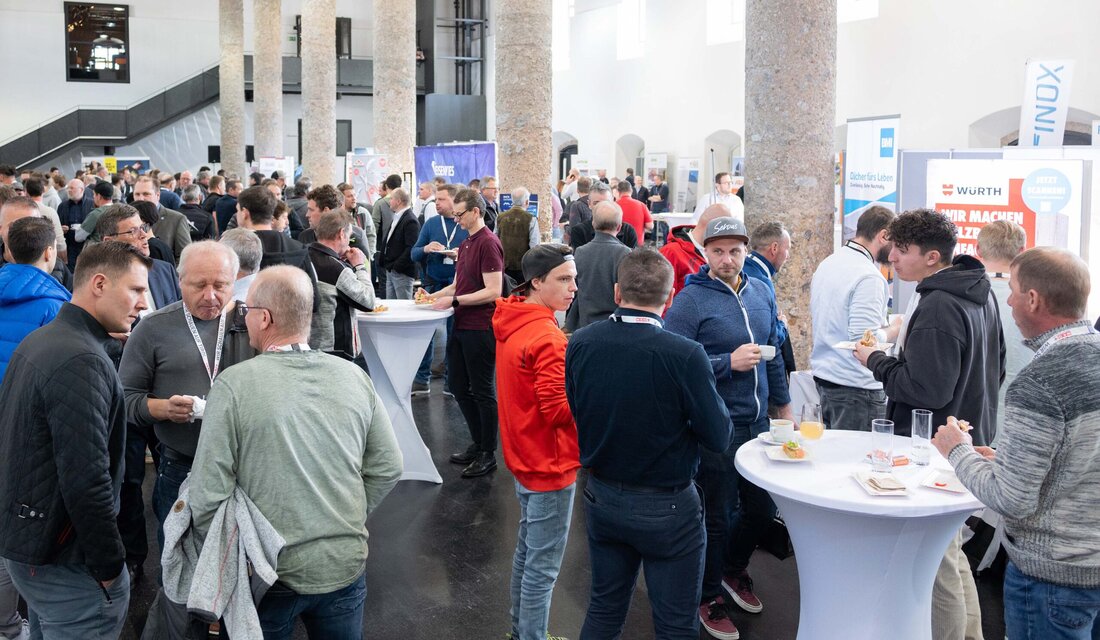 Mehr als 200 Teilnehmer*innen "stürmten" den Tiroler Tag der Dachdecker, Glaser und Spengler 2025 im Salzlager Hall.