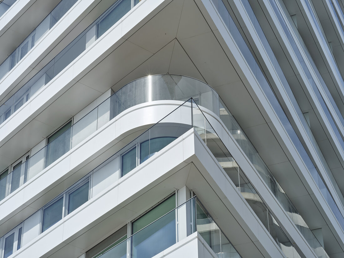 Der Wohnturm FiftyNine aus der Feder des Hamburger Star-Architekten Hadi Teherani bietet mit seinen umlaufenden Balkondecks einen atemberaubenden Blick über den Hamburger Hafen. 