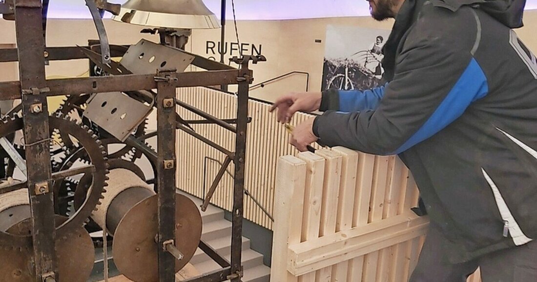 200 Jahre alte Kirchturmuhr wurde mit alten Handwerksmethoden rekonstruiert und schlägt nun wieder in den originalen Tönen.