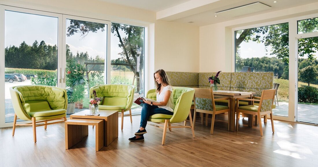 Clara Hengsberger und Tobias Rath erforschen, wie sich die Wünsche an Tischler-Möbel im Laufe der Zeit verändert haben.