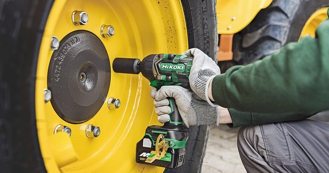 Der neue Akku-Schlagschrauber WR36DE von Hikoki ist ein kleines Kraftpaket. Dank seiner hohen Lösekraft von 1050 Nm nimmt er es selbst mit den richtig großen, festsitzenden Muttern spielend auf.