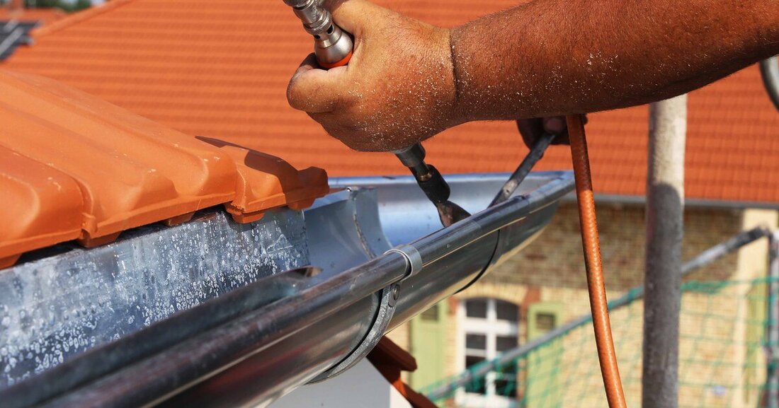 Die Bundesinnung der Dachdecker, Glaser und Spengler erörtert die neu verhandelten Lösungen zum Thema BUAG für Spenglerbetriebe.