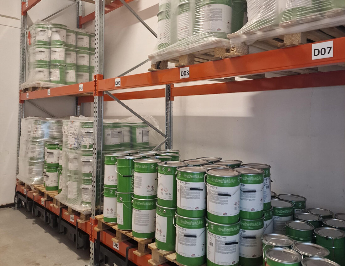 Seit 17. März 2025 ist das neue Gefahrengutlager von WestWood in Brunn am Gebirge (NÖ) vollständig in Betrieb und reichlich mit PMMA-Flüssigkunststoffen gefüllt.