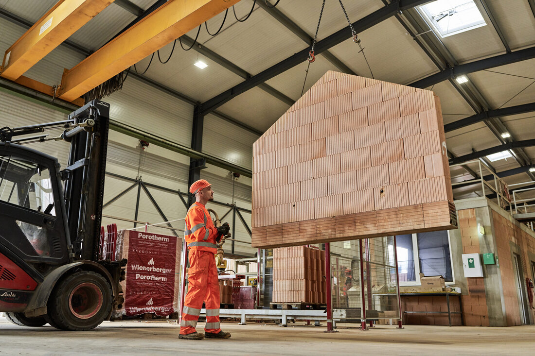 Wienerberger treibt die industrielle Vorfertigung voran. Bis 2030 will das Unternehmen jeden vierten Ziegel in Form eines Fertigwandteils auf die Baustelle liefern.