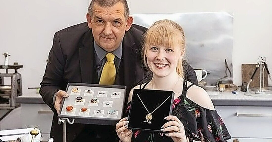 Die Goldschmiedin Nicole Gattringer hat ihre Meisterprüfung bereits mit 21 Jahren abgelegt.
