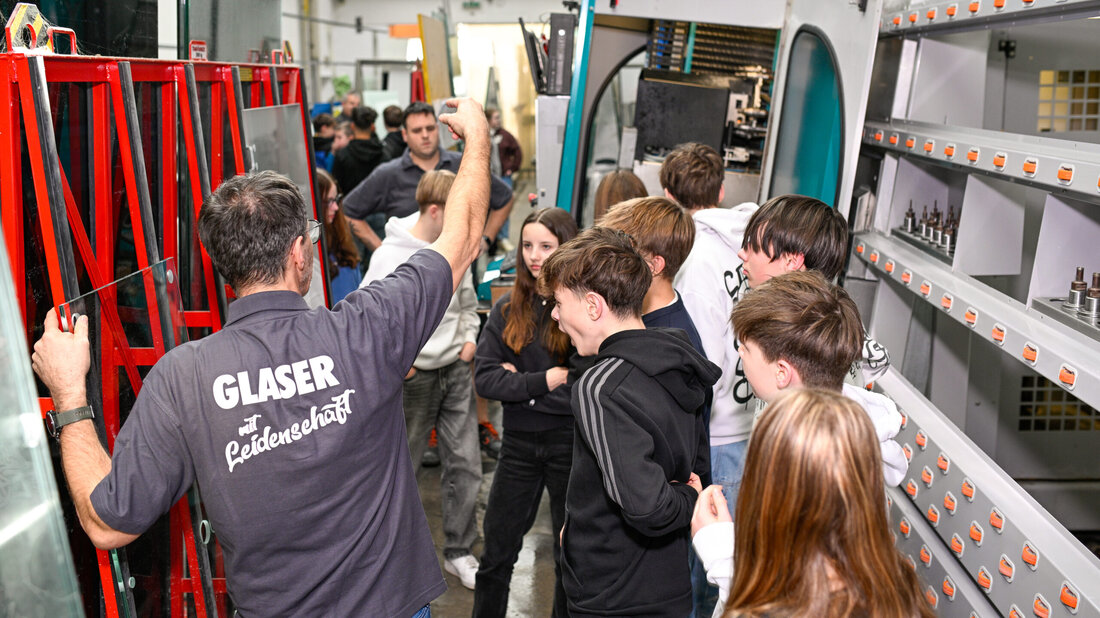 Bereits zum dritten Mal lud die Mannschaft von Glas Wiesbauer heuer die umliegenden Mittelschulen zu einem Tag der offenen Tür in die Glasproduktion nach Mauthausen (OÖ).