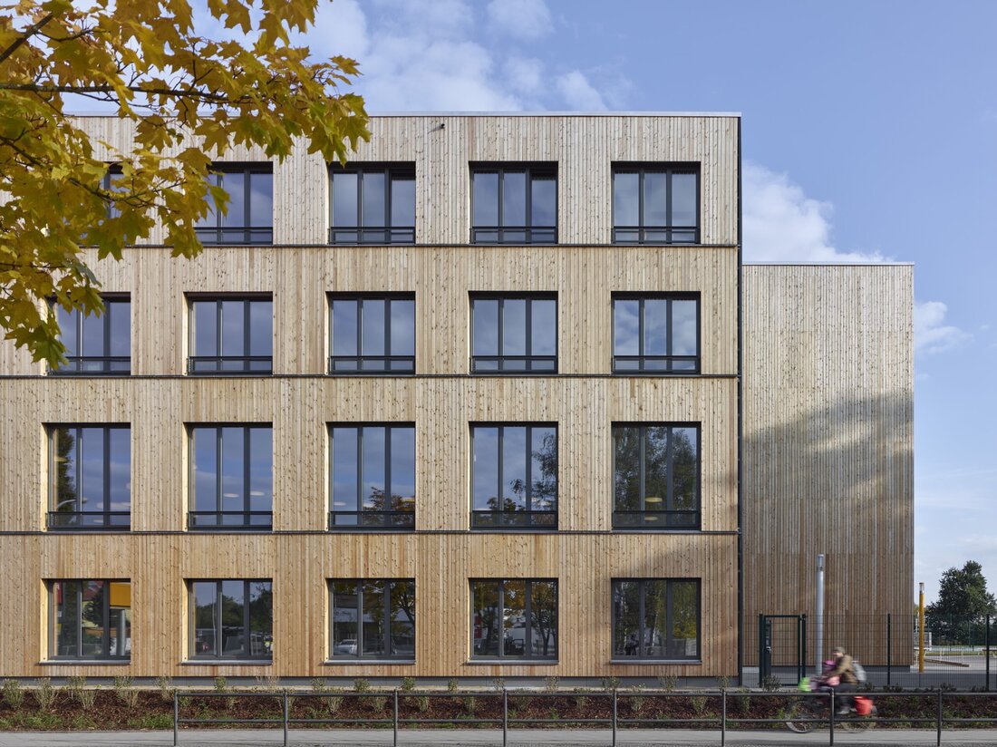 Wohnraummangel, Bildungsbedarf und Klimakrise fordern neue Bauweisen – Der Holzbaupreis Berlin-Brandenburg 2025 würdigt Projekte, die Antworten auf diese Herausforderungen geben.