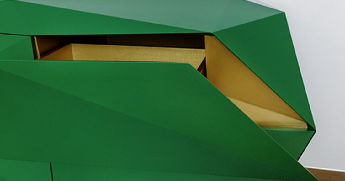 Echte Farbenfreude. Tischlermeisterin Claudia Mayerhofer greift bei ihren Projekten gerne in den Farbtopf. Warum, das hat sie uns im Interview verraten.