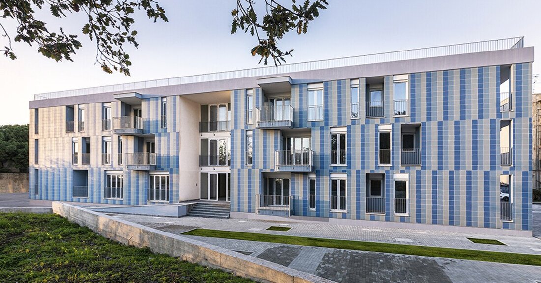 Für die Fassadenverkleidung zweier Wohngebäude in Neapel wählten die Architekten Giancarlo Scognamiglio und Elvira Romano Feinsteinzeugfliesen verschiedener Farben in einem versetzten, vertikalen Muster.