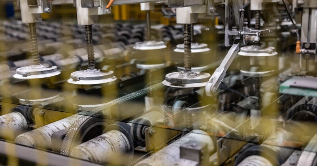 Eine gemeinsam entwickelte hybride Flachglaslinie soll ihre CO2-Emissionen bei der Glasherstellung erheblich reduzieren.