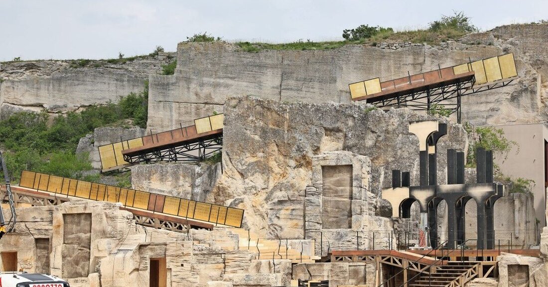 Das Bühnenbild von Nabucco im Steinbruch St. Margarethen wurde mit ablackierter Echtblattvergoldung gefertigt.