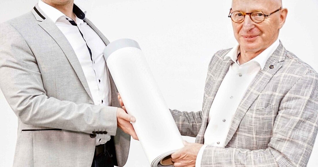 Josef Löcherbach geht in den Ruhestand und übergibt die Leitung des Produktmanagement Dach- und Dichtungsbahnen an seinen Nachfolger Christian Deckert.