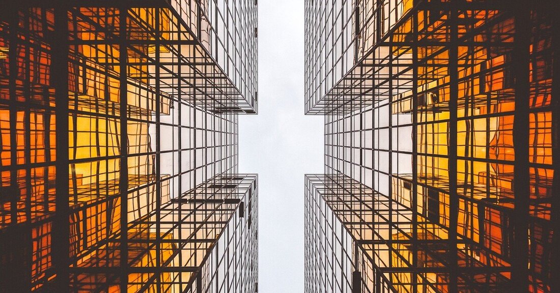 Hier finden Sie die wichtigsten nationalen und internationalen Normen für Glas im Bauwesen inklusive Kurzbeschreibungen.