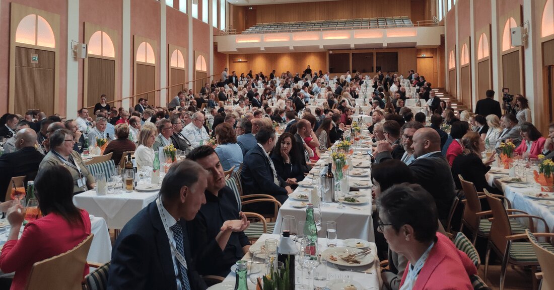 Artweger feiert sein rundes Jubiläum mit einer echten Weltpremiere: einer Walk In-Dusche, in der man auch baden kann.
