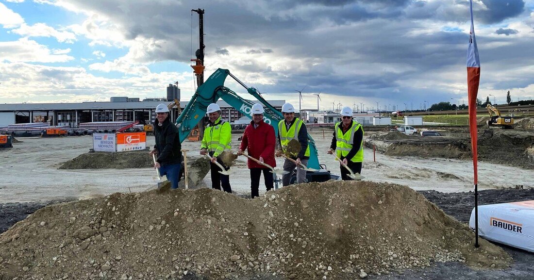 Dachsystemhersteller Bauder erweitert sein Werk in Bruck. Der Start der Bauarbeiten wurde mit einem Spatenstich gefeiert.