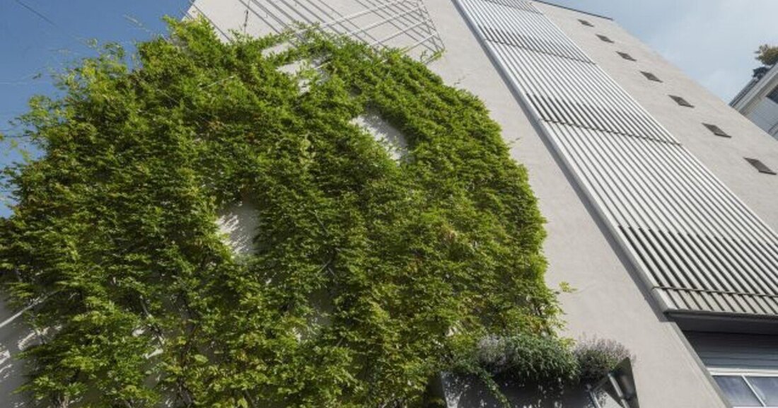 Die Fassadenbau-Branche setzt konsequent auf Nachhaltigkeit. Daran ändert auch die aktuelle Flaute im Wohnbau nichts.