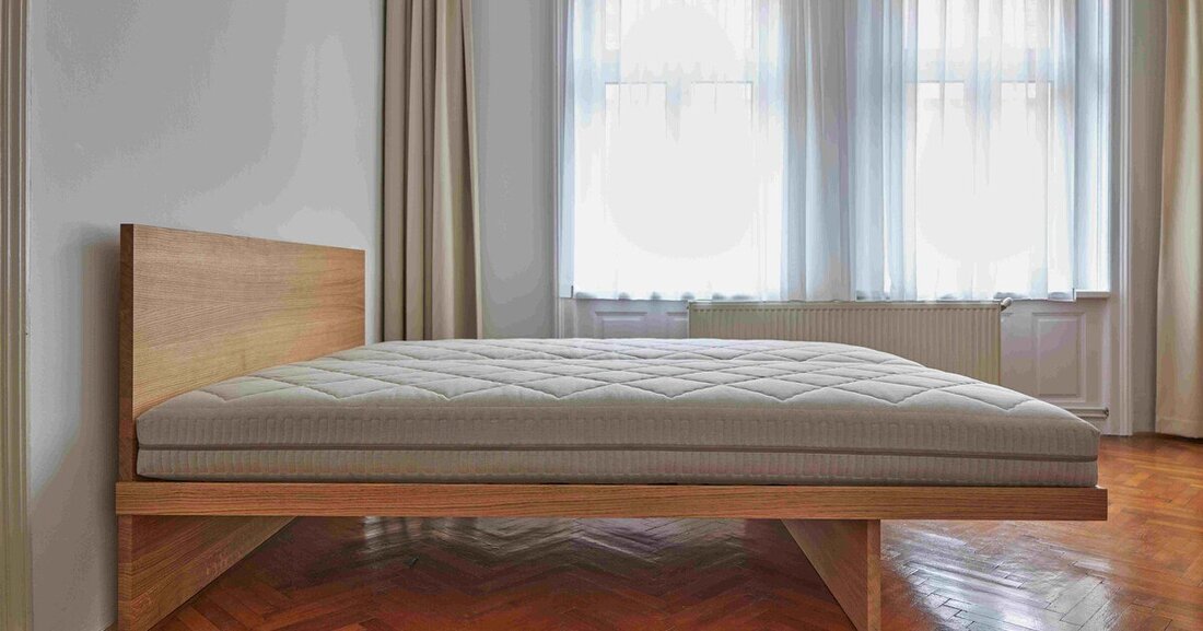 Klare Linien, ein massiver Bettrücken aus Eiche und ein schwebender Rost zeichnen das neue Bett TC Bowl aus.