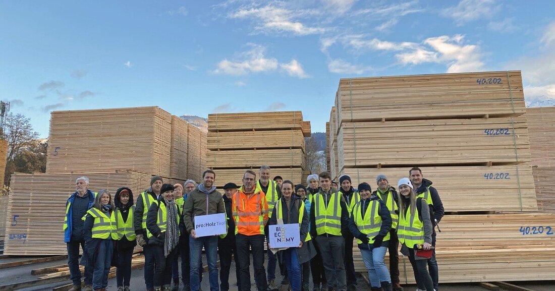 Im Rahmen der Wald- und Holz-Tour konnten die Teilnehmenden den Weg vom Baum bis zum fertigen Holzprodukt erleben.