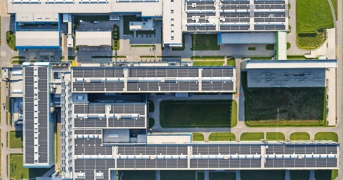 Nach fünf Monaten Bauzeit wurde in Ranshofen die größte Aufdach-PV-Anlage Österreichs in Betrieb genommen.