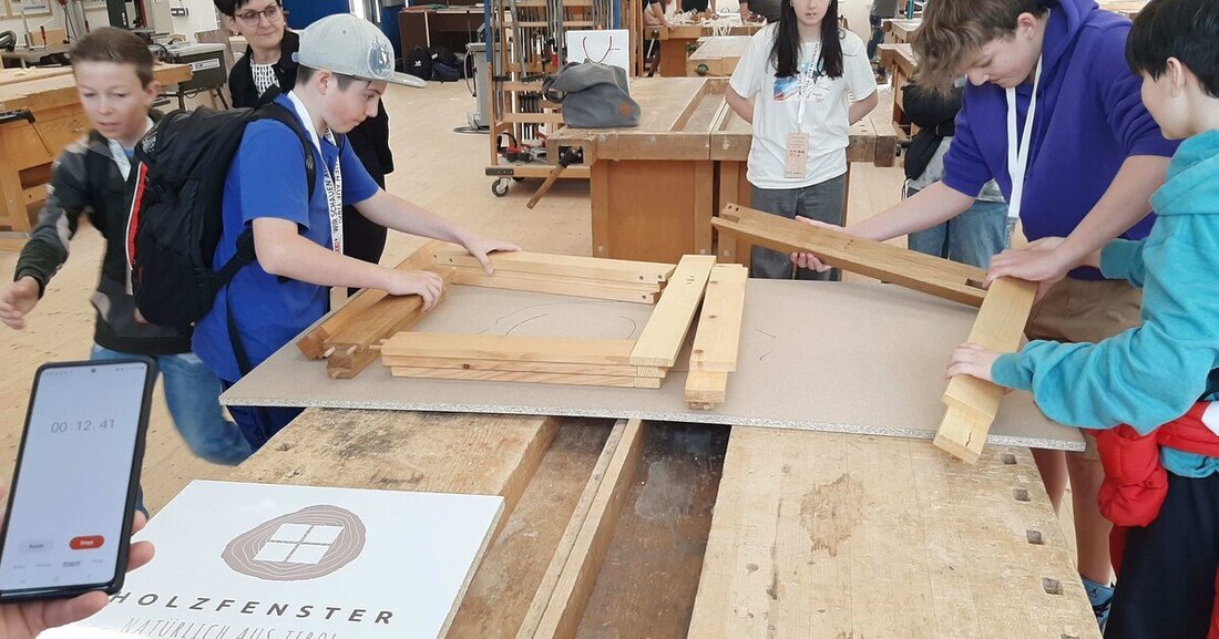 Die Tiroler Aktion "genialer Holztag" begeisterte über 200 Mittelschüler*innen und ließ sie ausprobieren, was Holz alles kann.