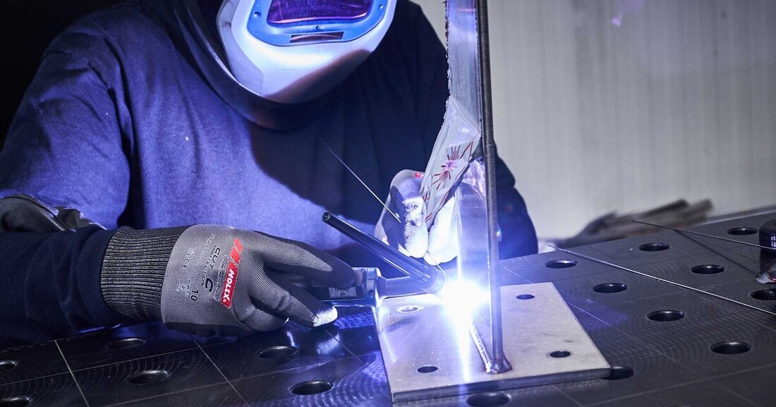 Die Firma Richard Brink beteiligt sich an Niroblech und bietet ein erweitertes Sortiment in der Edelstahlverarbeitung an.