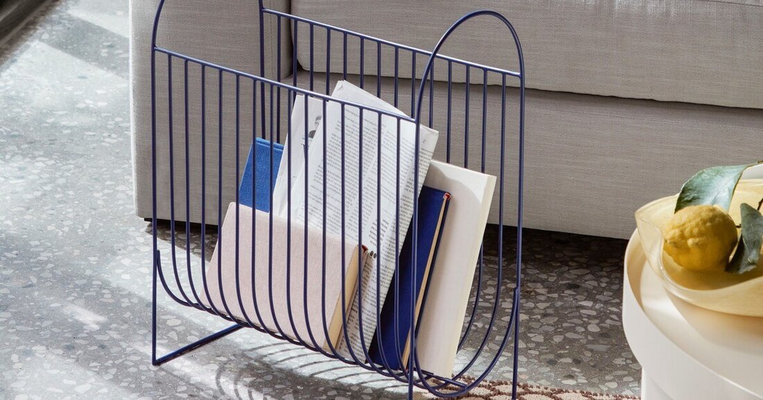 Der Zeitschriftenhalter "Maggie" hält Papierberge und Stapel von Zeitschriften und Büchern in Ordnung.