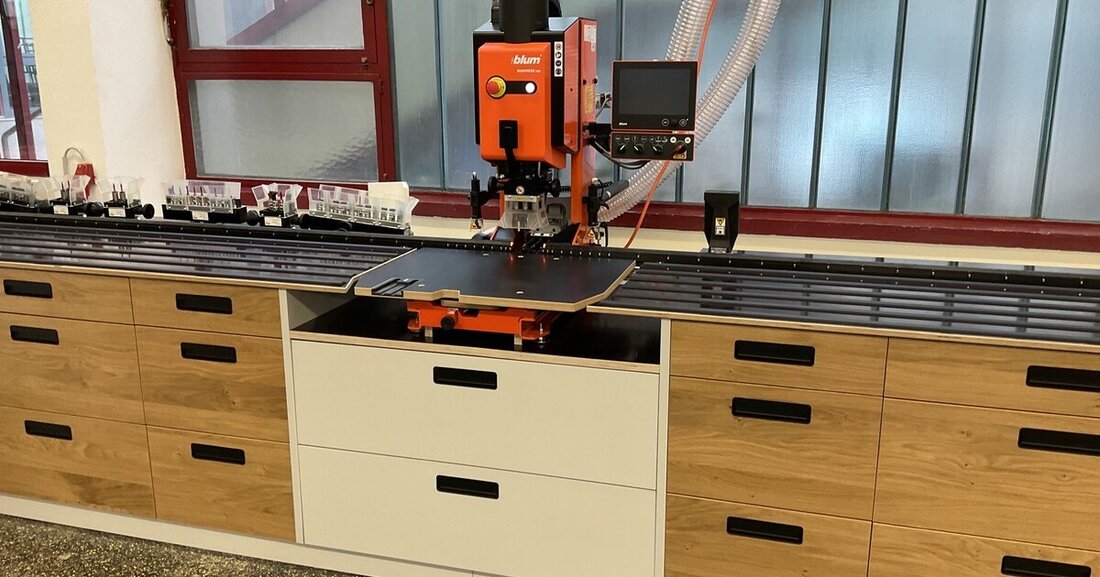 Die Schüler*innen and der Fachberufsschule 1 Klagenfurt haben für Blum einen Unterbauschrank geplant und gestaltet.