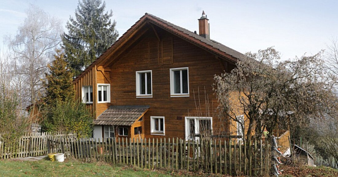 Unbeständige Wetterbedingungen? So können Maler*innen Holzprojekte auch in der nasskalten Jahreszeit effizient umsetzen.