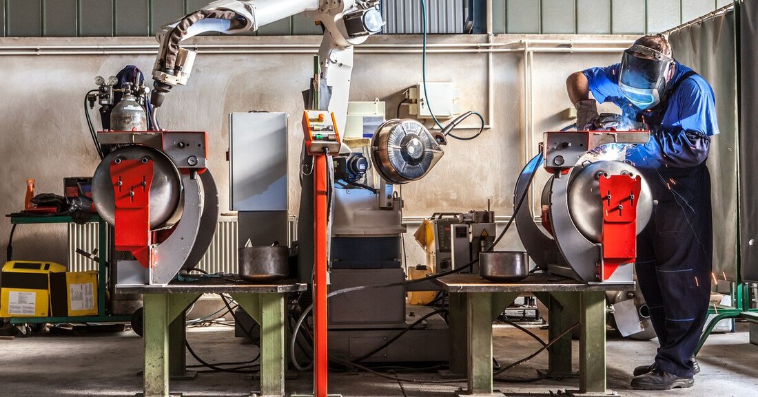 Cobots werden künftig die Zusammenarbeit von Mensch und Maschine revolutionieren und eignen sich auch für KMU.