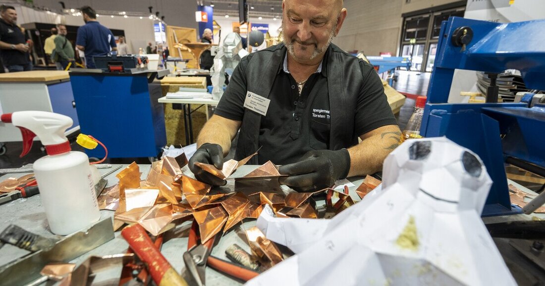 Auf der Dach+Holz International 2024 in Stuttgart widmet sich die Halle 7 ganz der Bauspenglerei.