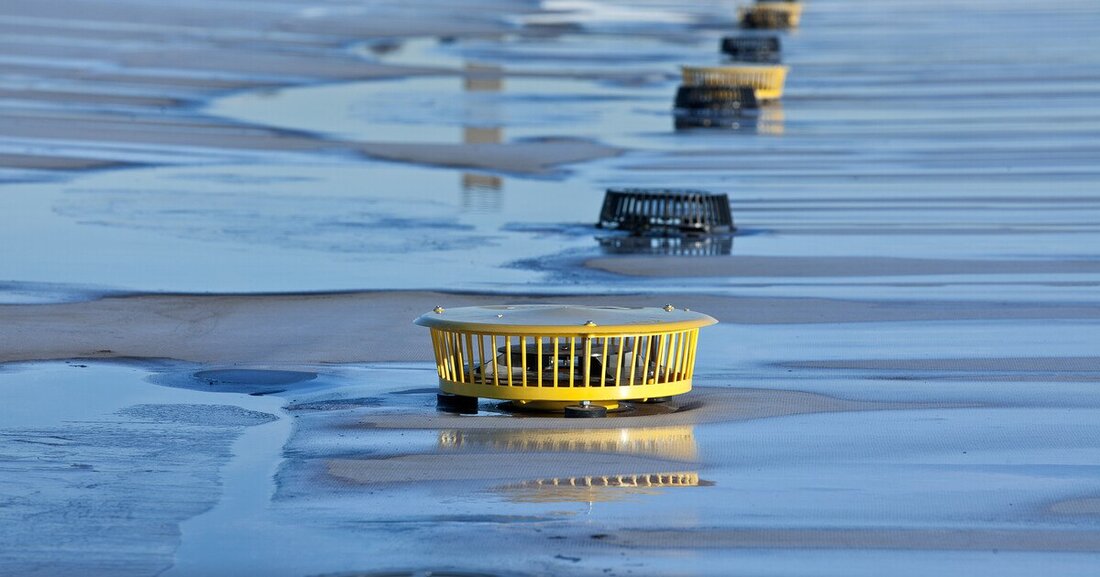 Die zunehmenden Starkregenereignisse zeigen, dass es auf Flachdächern wichtig ist, Wasser sicher und schnell abzuführen.