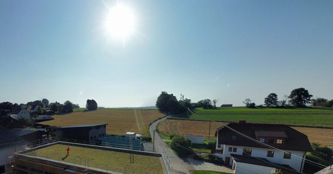 Das erste Detention Roof Deutschlands wurde im September 2023 an einer Grundschule im bayerischen Schauenstein installiert.