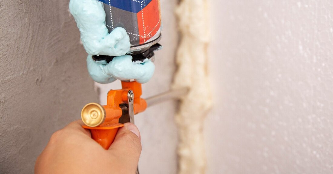 Diisocyanate sind in vielen Bauprodukten enthalten. Ab 24. August 2023 muss man bei deren Verwendung eine Schulung nachweisen.