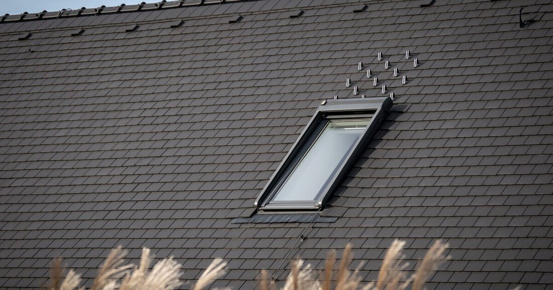 Hier finden Dachdecker*innen die wichtigsten nationalen und internationalen Normen inklusive Kurzbeschreibungen.