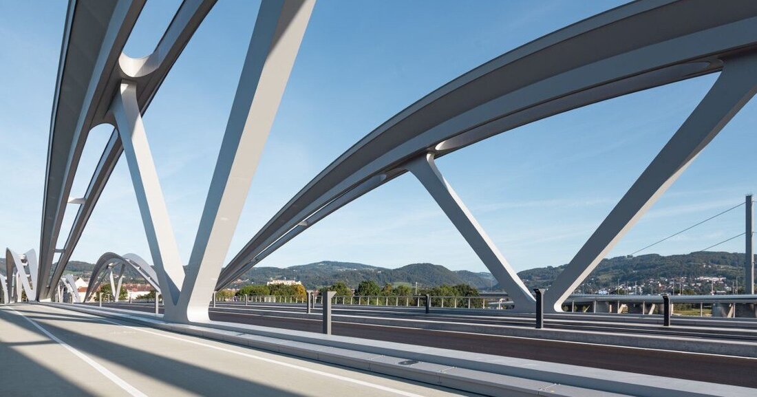 Die Stahlkonstruktion ist durch einen abgestimmten Korrosionsschutz für Wind und Wetter gut gewappnet.