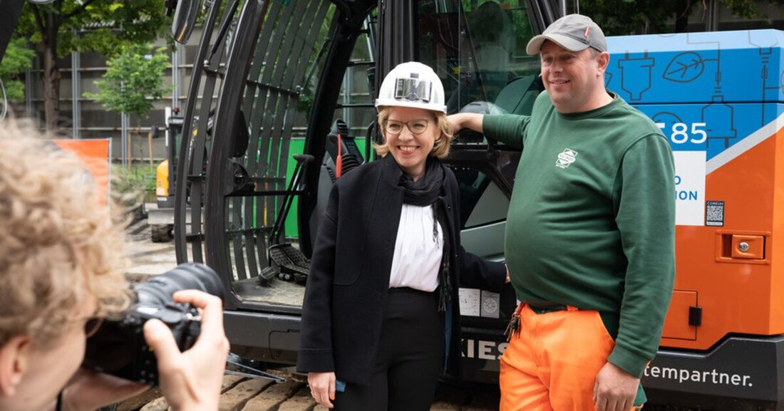 Klimaschutzministerin Leonore Gewessler besuchte eine emissionsarme Testbaustelle.