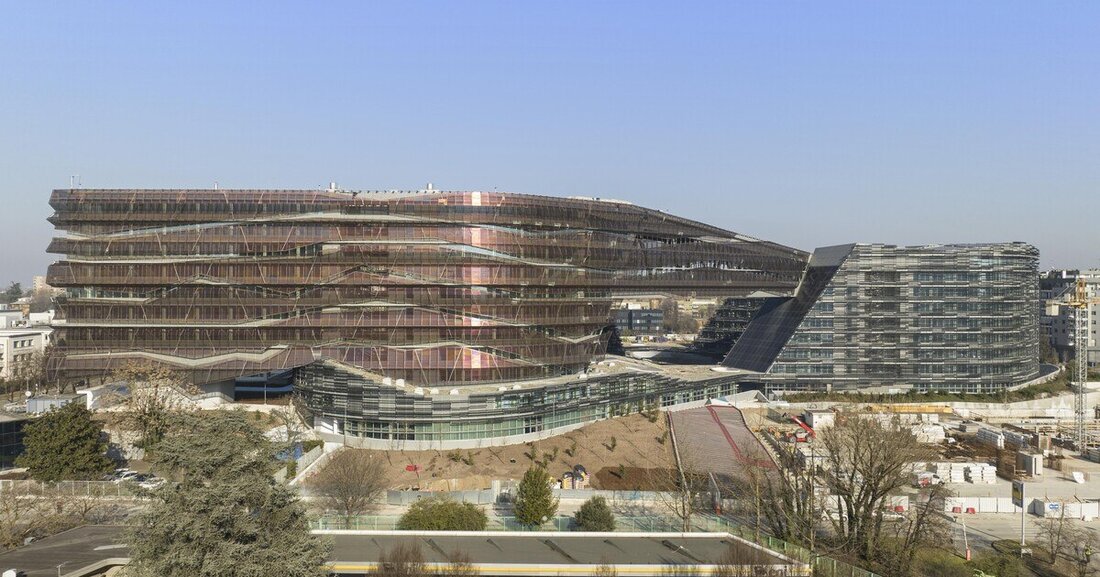 Die "metamorphe" Glasfassade des neuen Eni-Headquarters in Mailand kontrolliert die Lichtverhältnisse im Inneren.