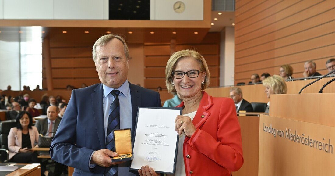 Johanna Mikl- Leitner überreichte dem langjährigen 1a-Geschäftsführer kürzlich das "Silberne Ehrenzeichen".