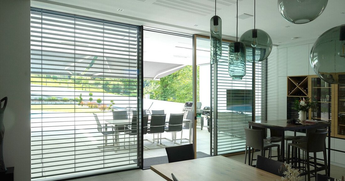 Die sommerliche Überwärmung von Innenräumen ist ein wachsendes Problem. Die beste Lösung bietet bewegliche Beschattung.