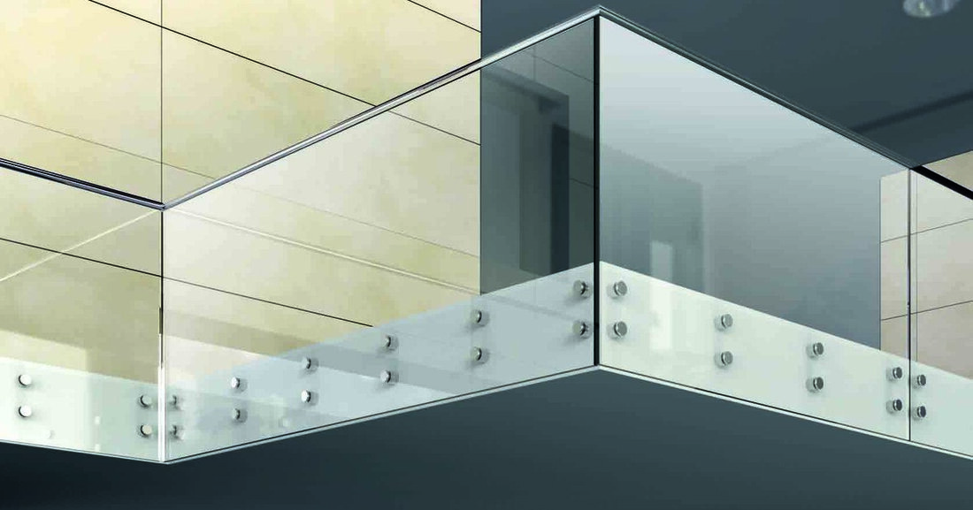 Absturzsichernde Verglasungen mit Punkthaltern sind ein hochwertiges Detail in der modernen Innenarchitektur.