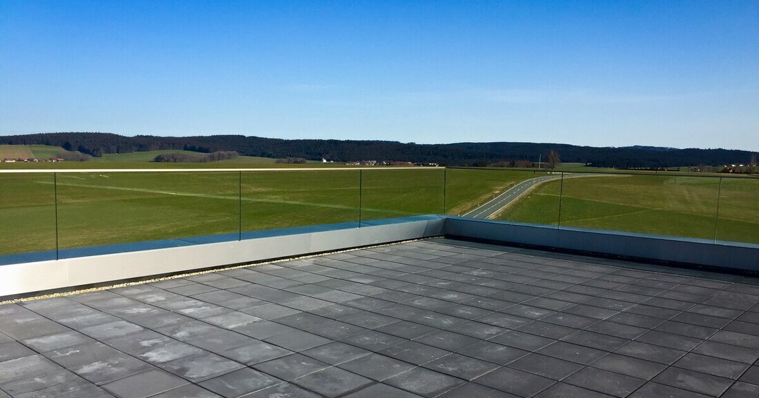 Leichtigkeit, Schnörkellosigkeit und Transparenz zeichnen moderne Architektur aus. Ebenso spielen Lichteinfall und Blickachsen eine prominente Rolle. Um im letzten Detail nichts von diesen Benchmarks einzubüßen, dafür sorgen fast unsichtbare Strukturen aus Glas für Geländer und Vordächer.