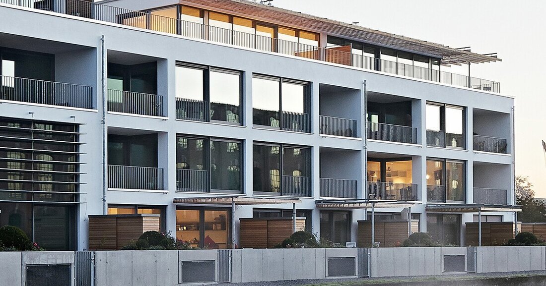 Fenstersysteme werden immer größer. Bei der Montage von Großflächenelementen sind einige Besonderheiten zu beachten.