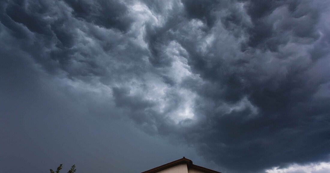 Hagel stellt eine ernste Bedrohung für Dächer dar, weil er erhebliche Schäden an der Dachstruktur verursachen kann.