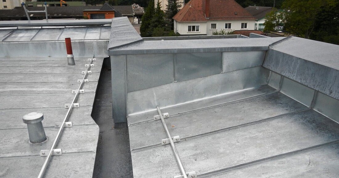 Innenliegende Dachentwässerungen verlangen besonders präzise Planung und Ausführung.