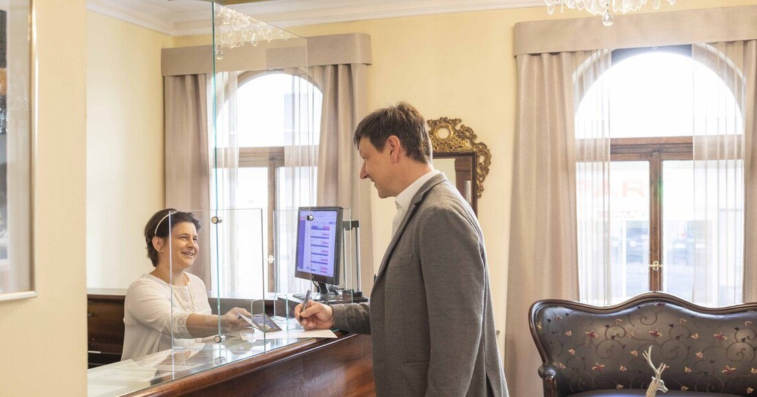 Schutzwände aus Echtglas haben viele Vorteile gegenüber anderen Materialien. Ein neues Kurzvideo hebt diese hervor.