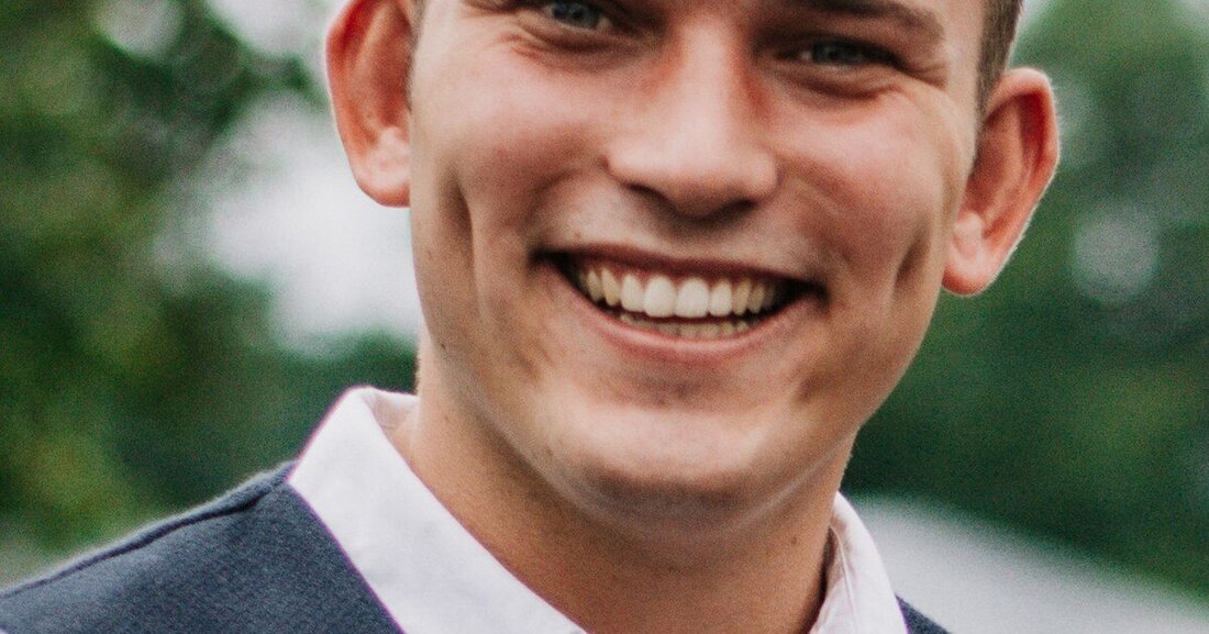 Felix Simon hat seine Ausbildung beendet und tritt als dritter Sohn in das Familienunternehmen für Absturzsicherheit ein.